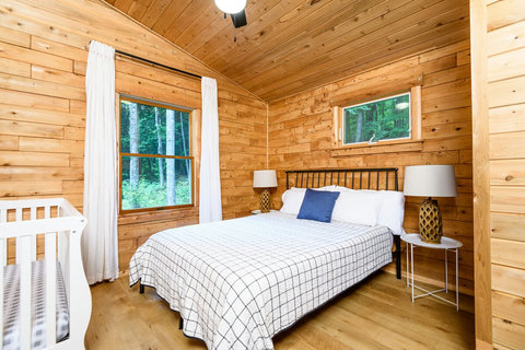 Queen bed with crib in this room. Fireplace and view of the lake. 
