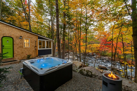 Year round hot tub. With lots of privacy. You would rarely see anyone. 