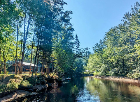 Waterfront Tiny home. Minutes to Sebago Lake and State Park. 