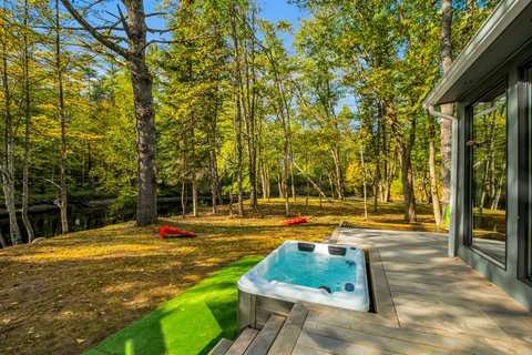 Waterfront Hot tub - Designer Luxury Cabin 