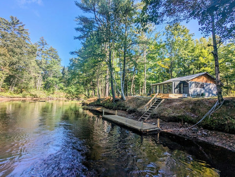 Waterfront Tiny Home with Dock and lots of privacy 