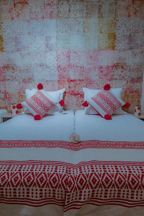 Two single beds side by side / Deux lits simples côte à côte