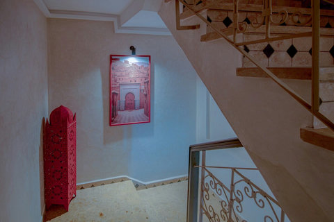 Staircase with Moroccan art / Escalier avec art marocain