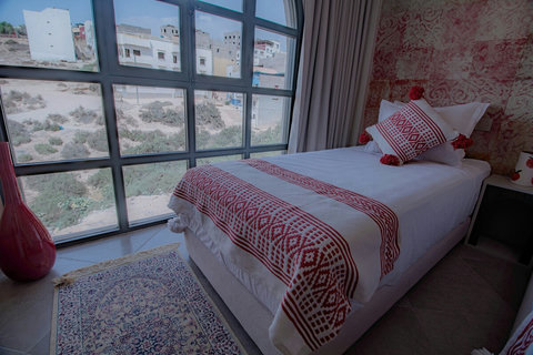 Bed by the large window / Lit près de la grande fenêtre