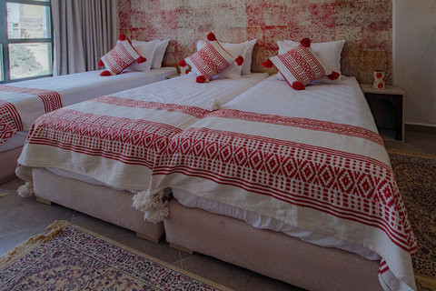 Three single beds with red throws / Trois lits simples aux plaids rouges