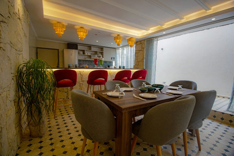 Shared dining area / Salle à manger partagée
