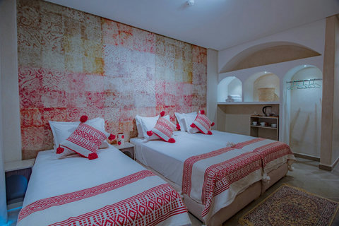 Single beds and arched shelves / Lits simples et étagères en arc