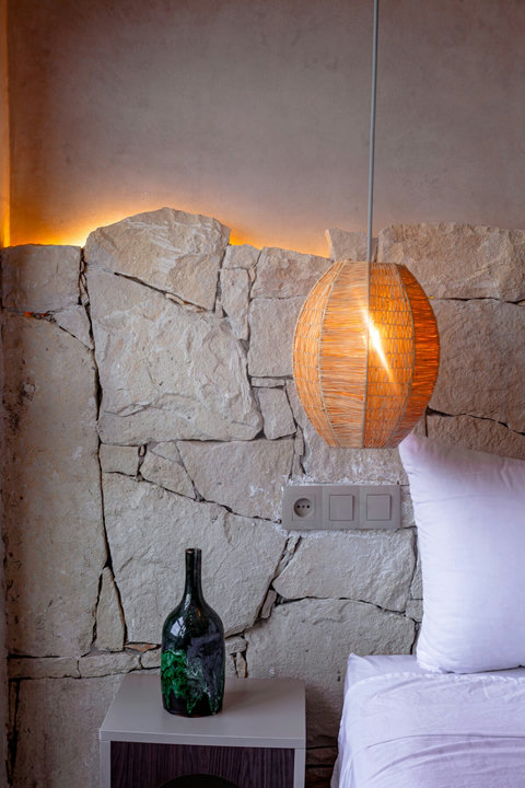 Woven lamp on the stone wall / Lampe tressée sur le mur en pierre