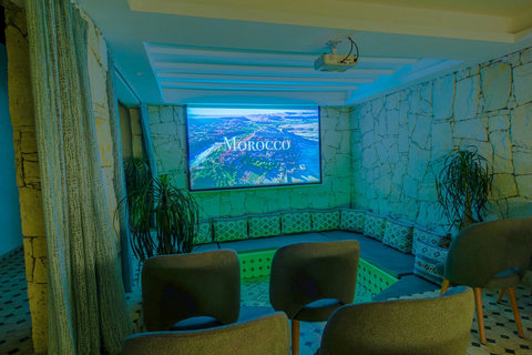 Shared cinema room, free for guests / Salle de cinéma partagée, gratuite pour les voyageurs