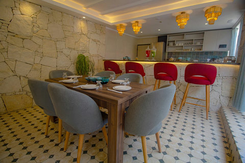 Shared dining area with stone walls / Salle à manger partagée aux murs en pierre