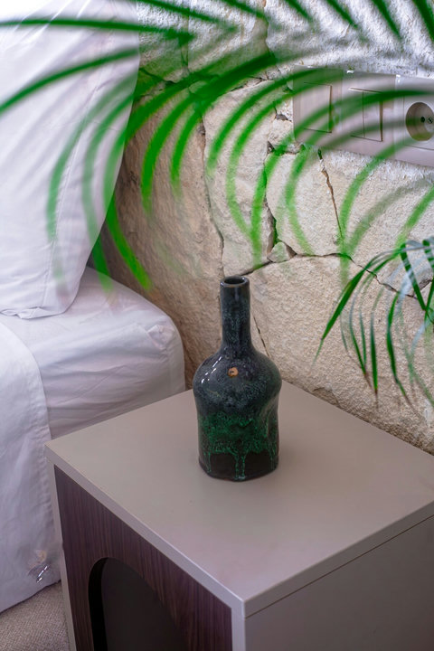 Bedside table with plant / Table de chevet et plante