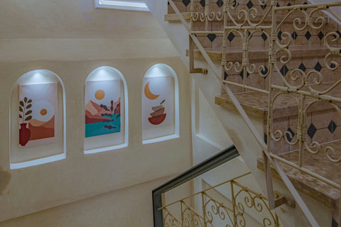 Staircase with decorated niches / Escalier avec niches décorées