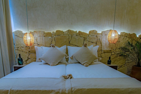 Double bed made of two joined single beds / Lit double composé de deux lits simples joints