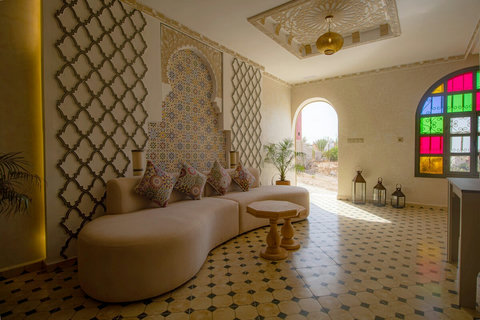 Shared Moroccan lounge with stained-glass window / Salon marocain partagé avec vitrail