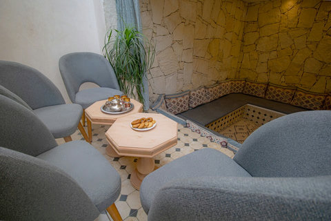 Shared lounge corner with tea table / Coin salon partagé avec table à thé