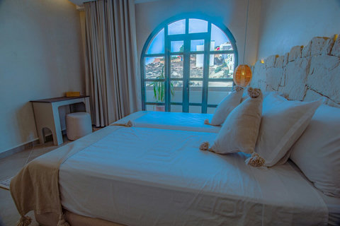 Double bed (two singles joined) and arched window / Lit double (deux lits simples joints) et fenêtre en arc