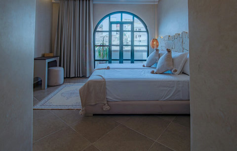 Bedroom with arched window / Chambre avec fenêtre en arc