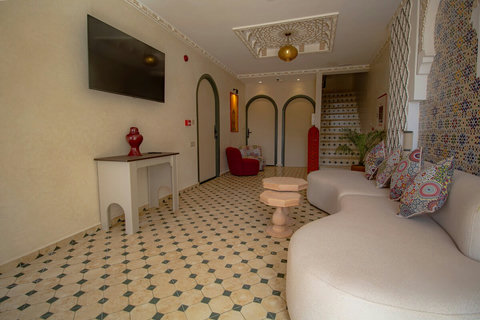 Shared lounge with TV / Salon partagé avec télévision
