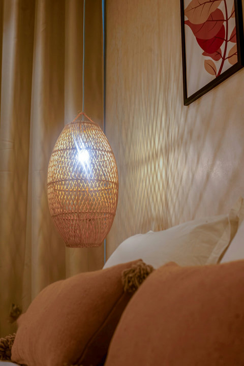 Cushions and woven lamp / Coussins et lampe tressée