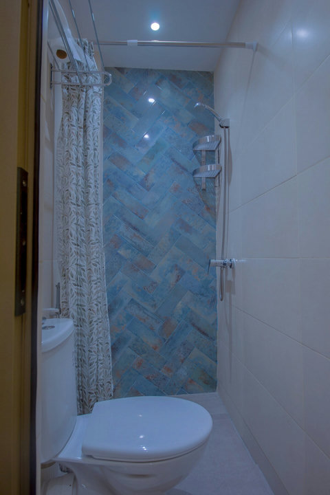 Private bathroom with shower and hot water / Salle de bain privée avec douche et eau chaude