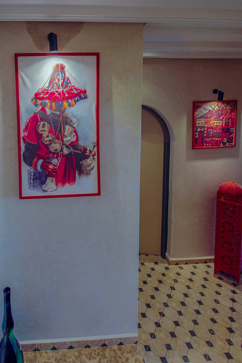 Hallway with Moroccan art / Couloir avec art marocain