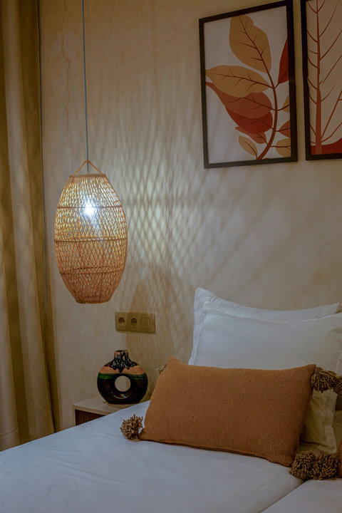 Bedside lamp and cushions / Lampe de chevet et coussins