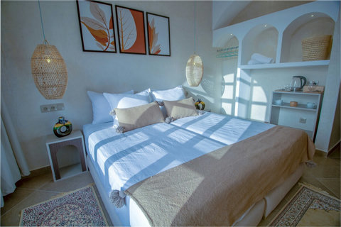 Bedroom with arched wall niches / Chambre avec niches murales en arc