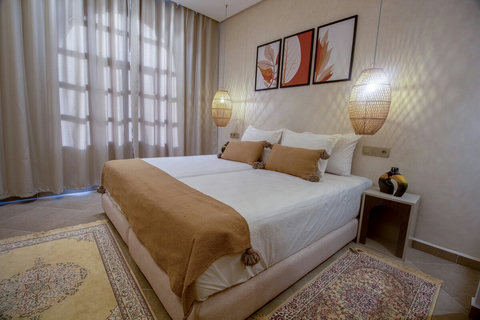 Double bed with soft curtains and woven pendant lamps / Lit double, rideaux légers et suspensions tressées