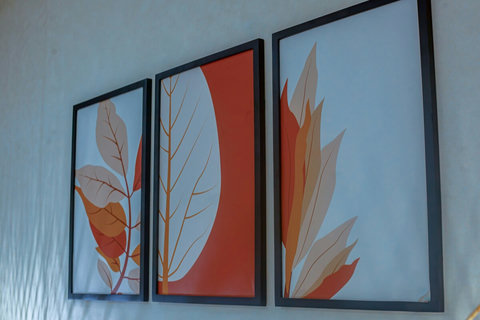 Wall art above the bed / Tableaux au-dessus du lit