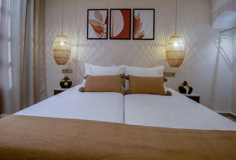 Double bed made of two joined single beds / Lit double composé de deux lits simples joints
