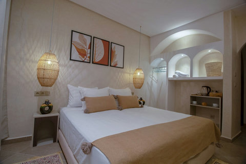 Double bed (two singles joined) with arched wall niches / Lit double (deux lits simples joints) et niches murales en arc