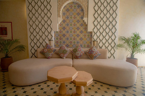 Shared lounge with Moroccan mosaic wall / Salon partagé avec mur en mosaïque marocaine