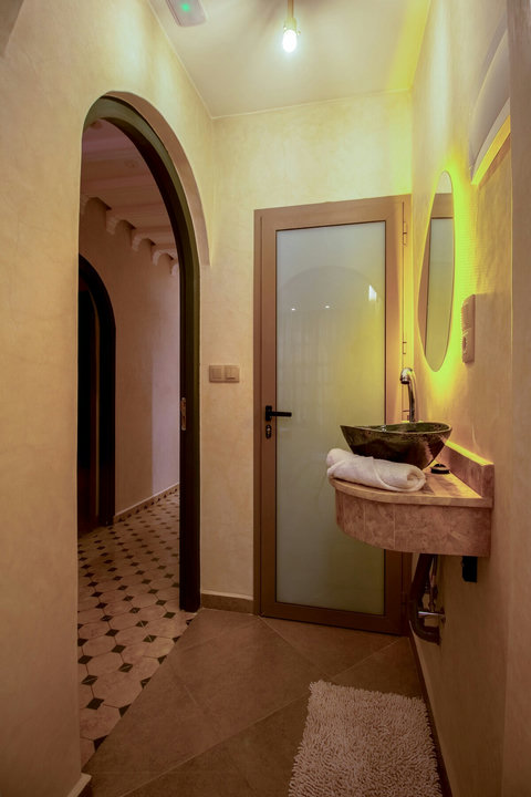 Private bathroom with lit mirror / Salle de bain privée avec miroir lumineux