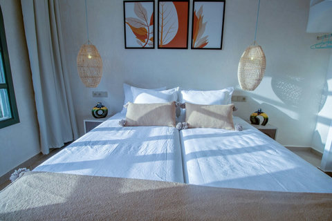 Double bed in the morning light (two singles joined) / Lit double sous la lumière du matin (deux lits simples joints)