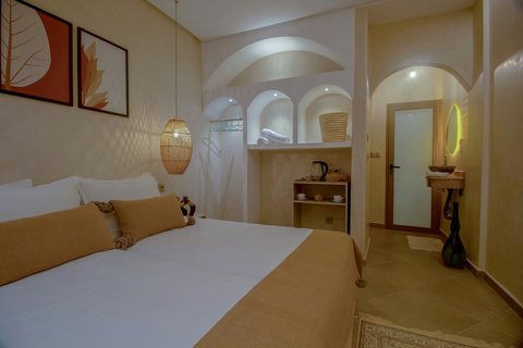 Bedroom and door to the private bathroom / Chambre et porte de la salle de bain privée