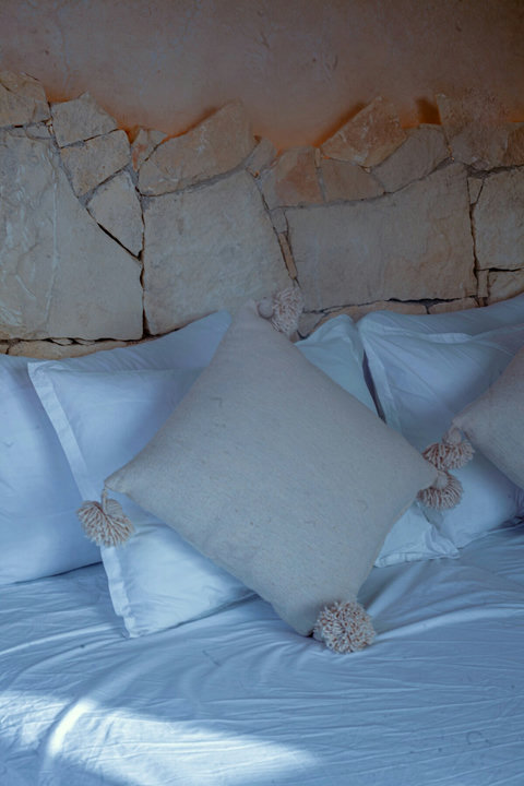 Cushions against the stone wall / Coussins contre le mur en pierre