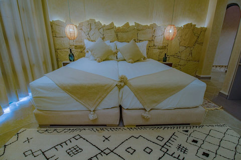 Double bed made of two joined single beds / Lit double composé de deux lits simples joints