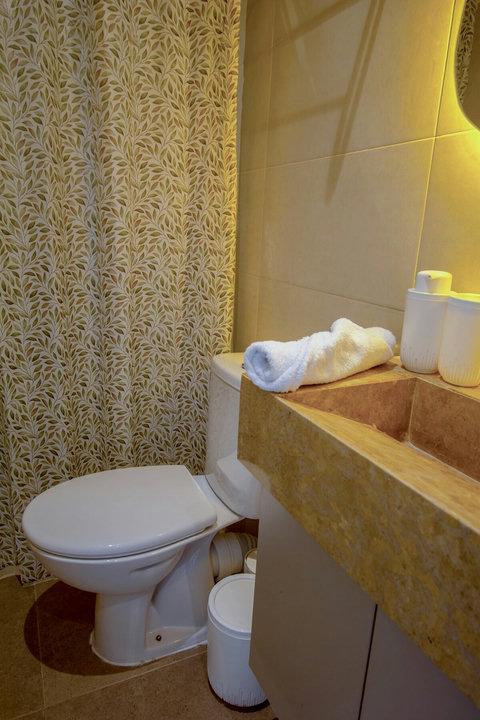 Private bathroom with toilet and towels / Salle de bain privée avec toilettes et serviettes