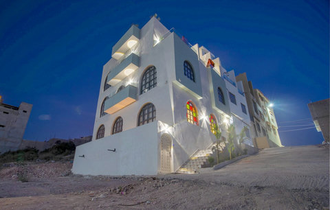 The guesthouse at night, free parking near the house / La maison d'hôtes de nuit, parking gratuit près de la maison