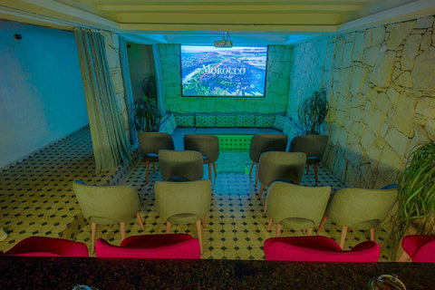 Shared cinema room with armchairs, free for guests / Salle de cinéma partagée avec fauteuils, gratuite pour les voyageurs