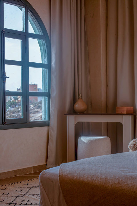 Arched window and dressing table / Fenêtre en arc et coiffeuse