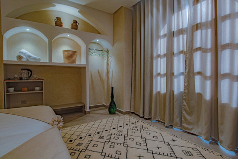 Arched wall niches and Berber rug / Niches murales en arc et tapis berbère