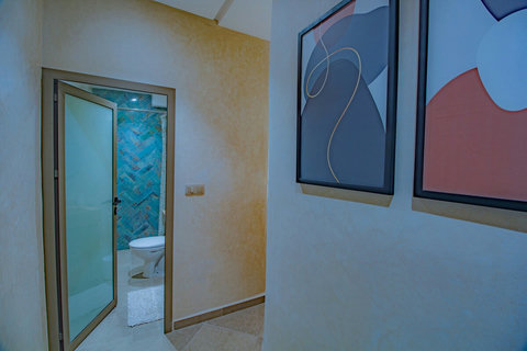 Door to the private bathroom / Porte de la salle de bain privée