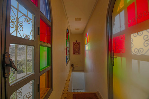 Hallway with colourful stained-glass windows / Couloir aux vitraux colorés