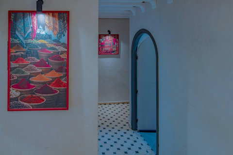 Hallway with arched door / Couloir avec porte en arc