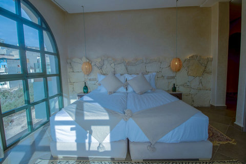Double bed (two singles joined) in daylight / Lit double (deux lits simples joints) à la lumière du jour