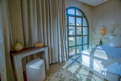 Dressing table by the arched window / Coiffeuse près de la fenêtre en arc
