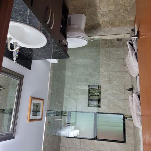 queen side bathroom
