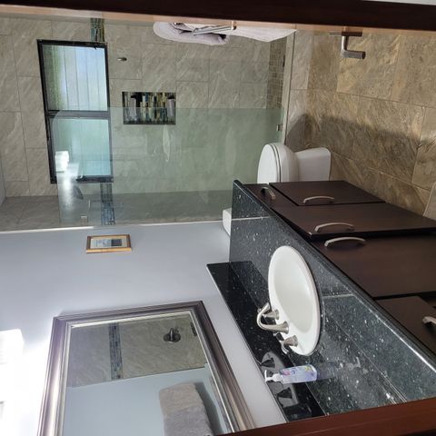 king side bath room