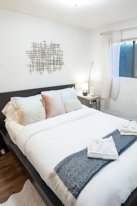 A quiet and homey bedroom